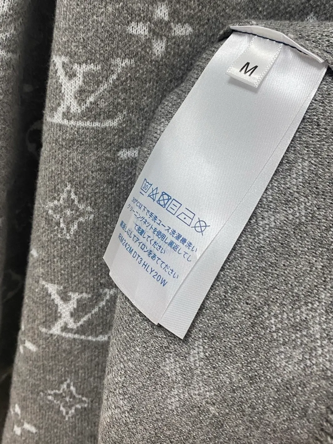🅿️440 LV 2025 new wool blended round neck long sleeve sweater cardigan bottoming sweater, high-end version! The custom-made fabrics at the counter are highly breathable and comfortable, with impeccable details and brand element design concepts, reflecting high quality. It feels delicate and soft! It presents a casual cut and the upper body shape is great! 🐉Code size: M-3XL
